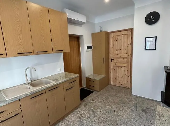 Jon's * Παρνού